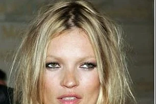 Художественный беспорядок на голове — это модно