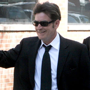 Чарли Шин пока не будет лечиться