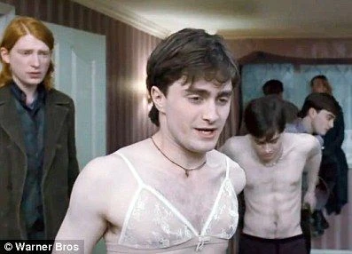 Гарри Поттер в бюстгальтере