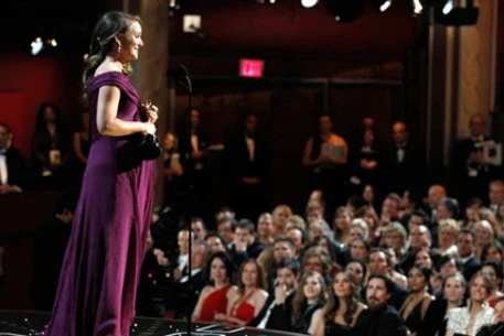 Беременная Натали Портман спасается от стресса йогой и сном