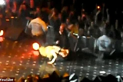 Леди Гага упала на сцене в очередной раз