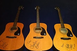 Джастин Бибер подарил гитары с автографом сыновьям Дэвида и Виктории Бекхэм