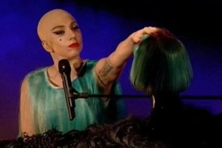 Леди Гага появилась лысой на премьере своей песни Hair