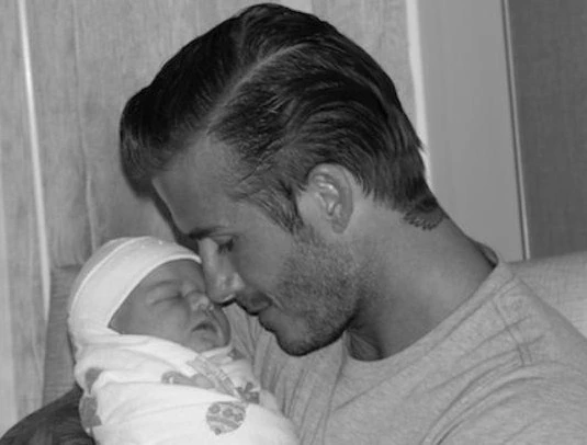 Счастливые родители Бекхэмы показали фотографии Харпер Севен