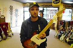 Роберт Паттинсон подарил бомжу гитару