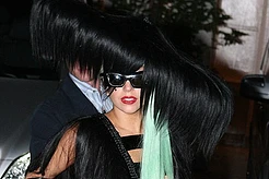 Леди Гага оделась в волосы