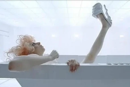 Леди Гага слушает свои туфли
