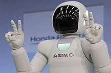 Робот Asimo научился наливать напитки
