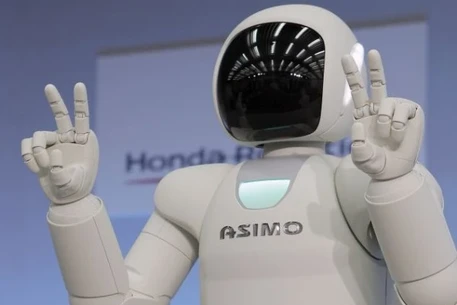 Робот Asimo научился наливать напитки