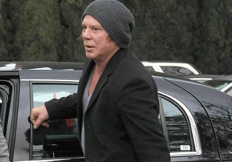 Микки Рурк вышел из кафе в трусах и переоделся посреди улицы