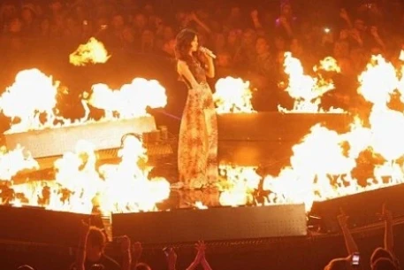 Селена Гомес сменила 9 нарядов за церемонию MTV Europe Music Awards