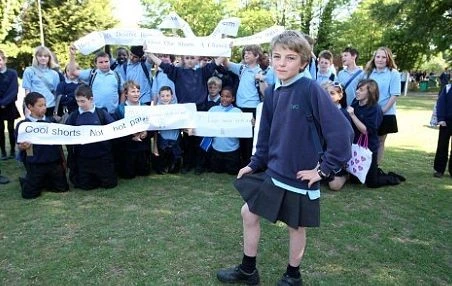 В британских школах мальчикам меняют шорты на юбки