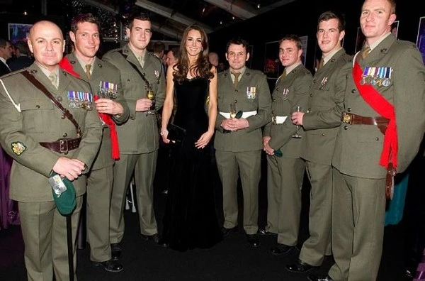 Кейт Миддлтон показала худенькую фигуру в облегающем платье