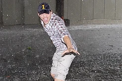 Пока Деми Мур в больнице, Эштон Катчер развлекается в Бразилии