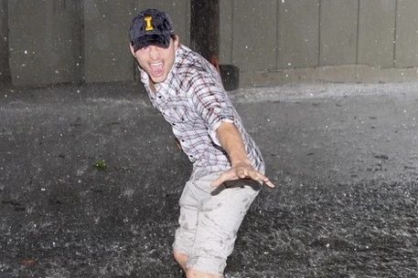 Пока Деми Мур в больнице, Эштон Катчер развлекается в Бразилии