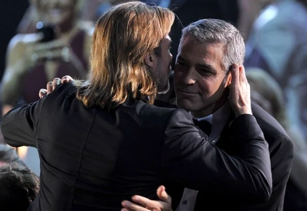 Брэд Питт ходит с палочкой, а Анджелина Джоли пытается нечестно выиграть Золотой Глобус