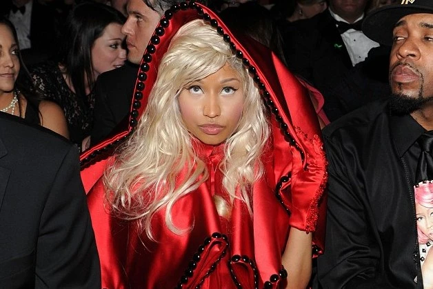 Никки Минаж на Грэмми 2012 оделась монашкой