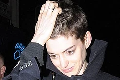 Энн Хэтэуэй хочет отложить свадьбу