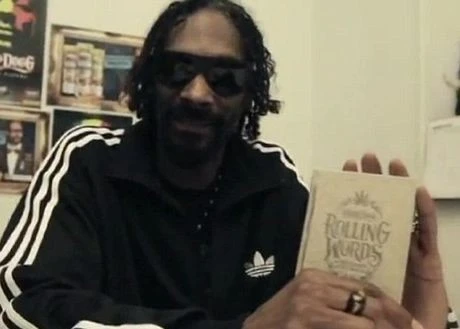 Снуп Дог выпустил книгу стихов, которую можно курить