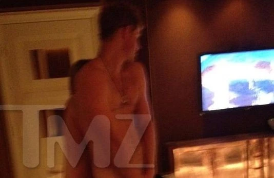 Скандал в королевском семействе: фотографии голого принца Гарри попали в Интернет