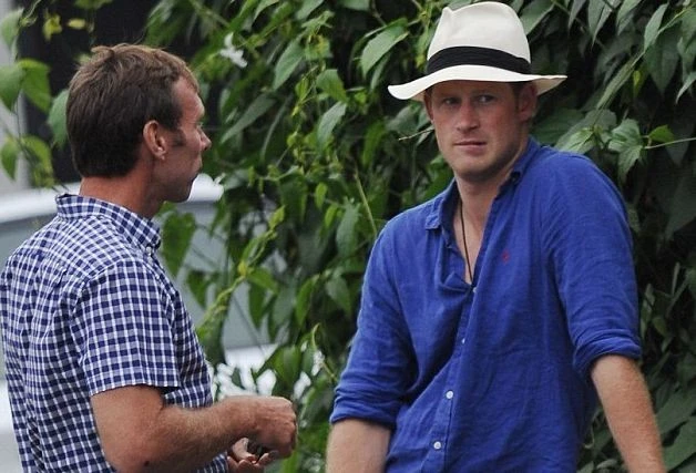 Королевская семья просит британские газеты не публиковать фотографии голого принца Гарри