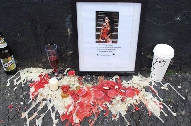 Эми Уайнхаус умерла, смеясь над своими видео на Ютьюбе