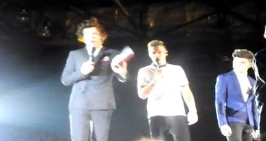 Фанатка извинилась перед Гарри Стайлсом за брошенный кроссовок