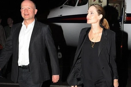 Анджелина Джоли заменила помолвочное кольцо на обручальное