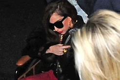 Леди Гага съездила на свидание на инвалидной коляске