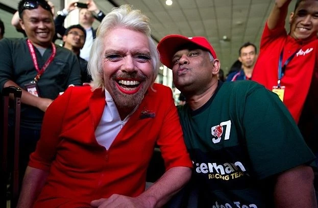 Британский миллиардер стал стюардессой AirAsia