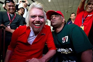 Британский миллиардер стал стюардессой AirAsia