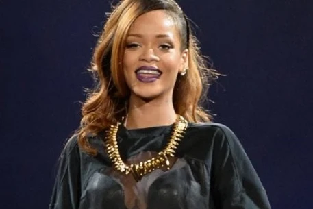 Рианна будет судиться с Topshop из-за футболки