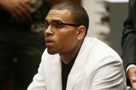 Крис Браун пришёл в суд с мамой