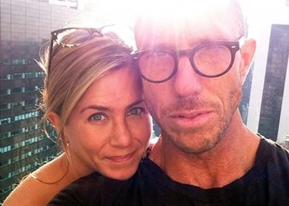 Стилист Дженнифер Энистон показал её фото без макияжа