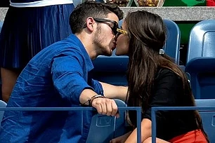 Ник Джонас встречается с Мисс Вселенной 2012