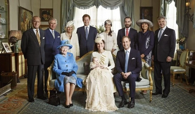 Королевская семья сделала первые официальные фотографии с сыном Кейт Миддлтон