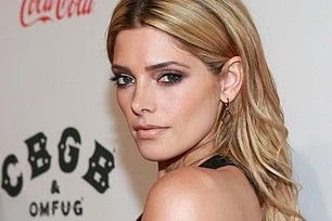 Соседи Эшли Грин подали на неё в суд из-за пожара