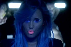 Деми Ловато выпустила новое видео Neon Lights