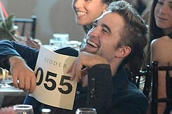 Роберт Паттинсон купил виолончель из мусора