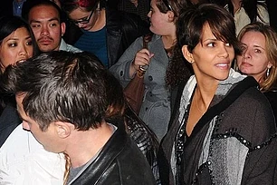 Холли Берри впервые после родов вышла в свет