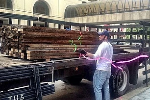 В Детройте делают мебель из заброшенных домов