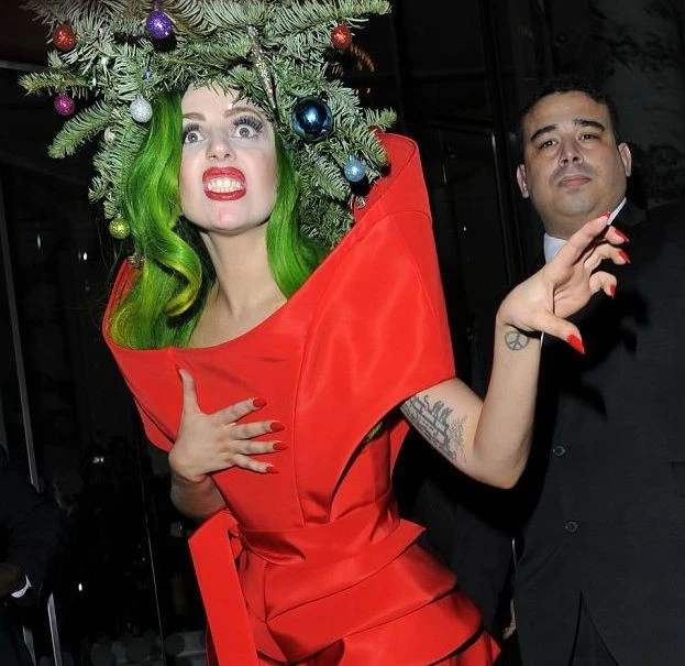 Леди Гага надела на голову ёлку
