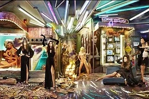 Семья Кардашян выпустила рождественскую открытку