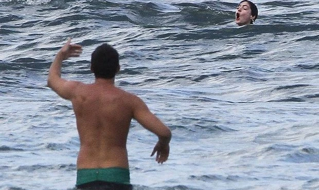 Энн Хэтэуэй чуть не утонула на Гаваях