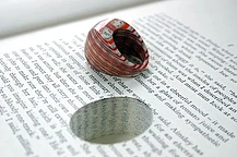 Кольца из книг и кулоны с растениями — необычные украшения из привычного материала