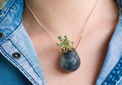 Кольца из книг и кулоны с растениями - необычные украшения из привычного материала