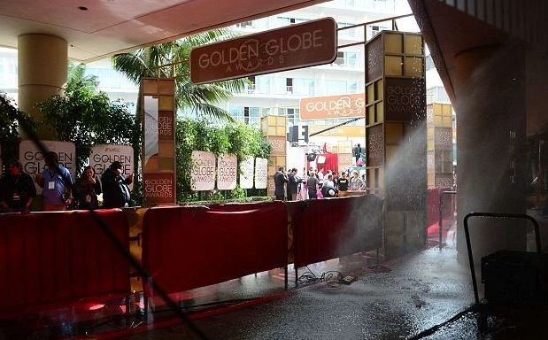Красную ковровую дорожку Золотого глобуса залило водой