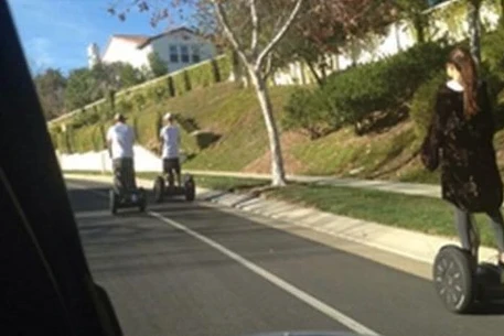 Джастин Бибер и Селена Гомес вместе покатались на самокатах