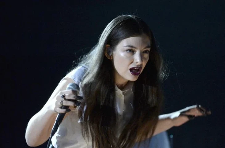 Необычный маникюр Лорд на Грэмми 2014