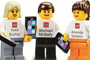 Лего придумали визитки в виде человечков